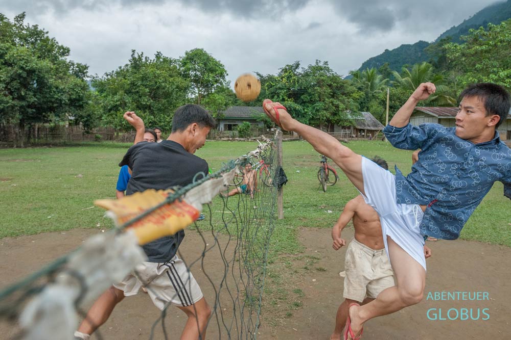 Spieler beim Katho-Spiel an einem Netz in Phonsavan