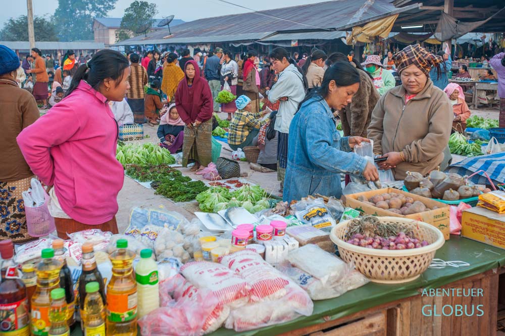 Verkaufsstände mit Obst, Gemüse, Öl und Pasten auf dem Morgenmarkt in Phonsavan