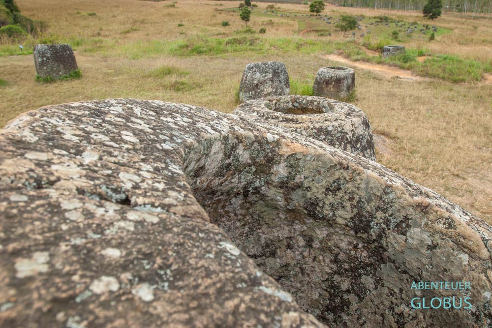 Nahaufnahme eines Steinkrugs in der Ebene der Tonkrüge (Site 1) nahe Phonsavan