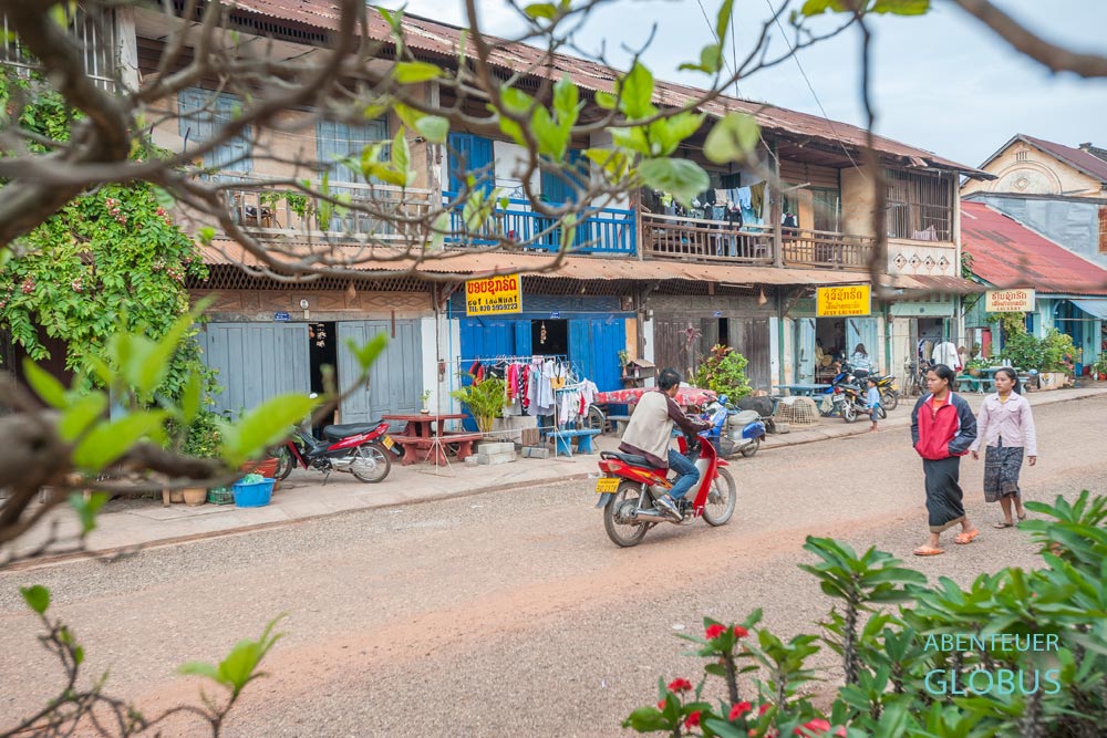 Staße mit einfachen Häusern in Phonsavan, Laos