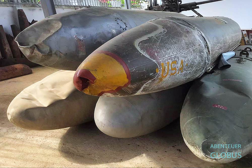 Gestapelte Bombenhülsen mit der Aufschrift „USA“ im Touristeninformationszentrum von Phonsavan