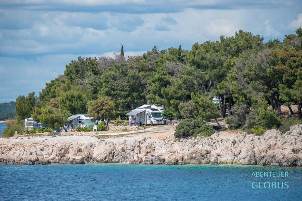 Wohnmobile unter Kiefern an der Adria, Campingplatz Camp Adriatic in Primosten