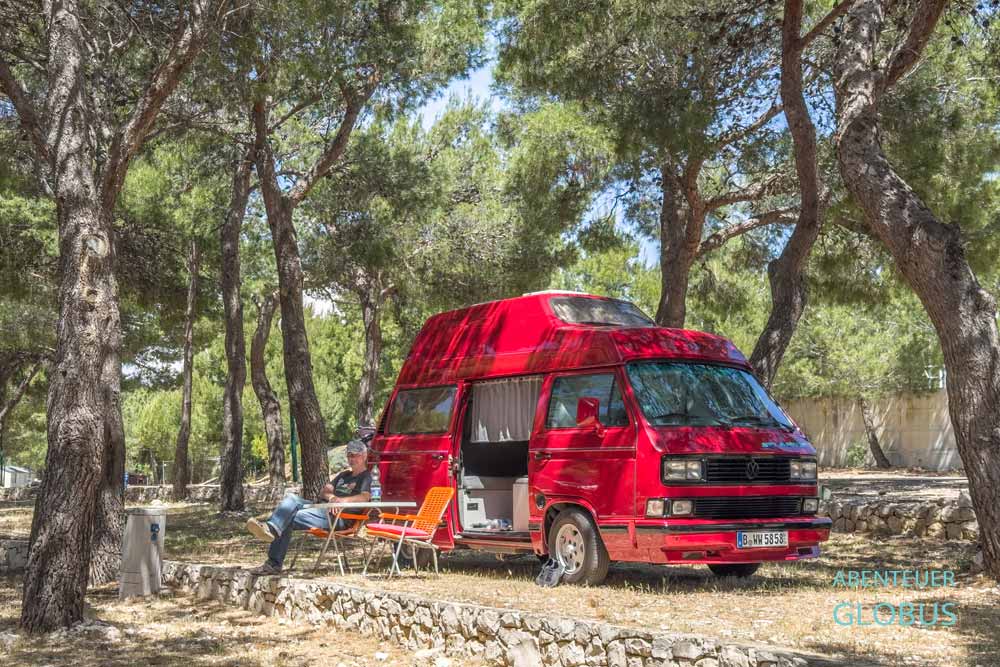 Roter Van auf einem Terrassenstellplatz auf dem Campingplatz Camp Adriatic in Primosten in Kroatien