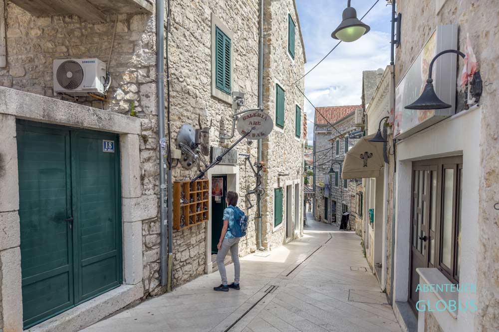 Gasse mit Touristin in der Altstadt von Primosten
