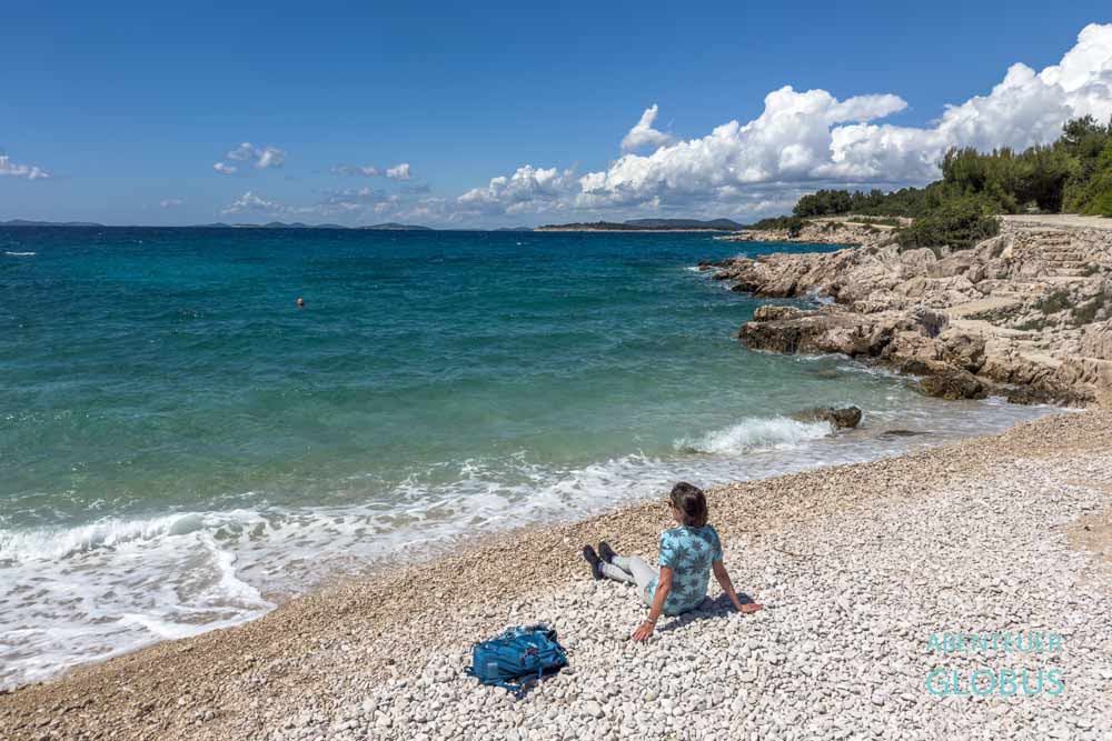 Person am Strand in Primosten