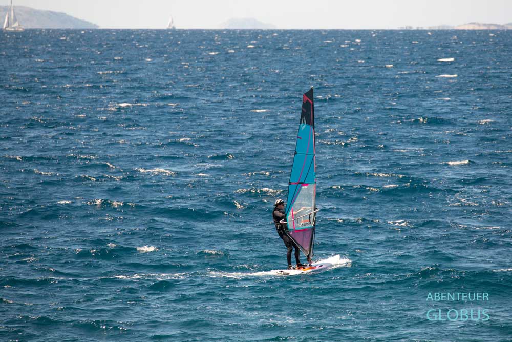 Surfer auf der Adria vor Primosten