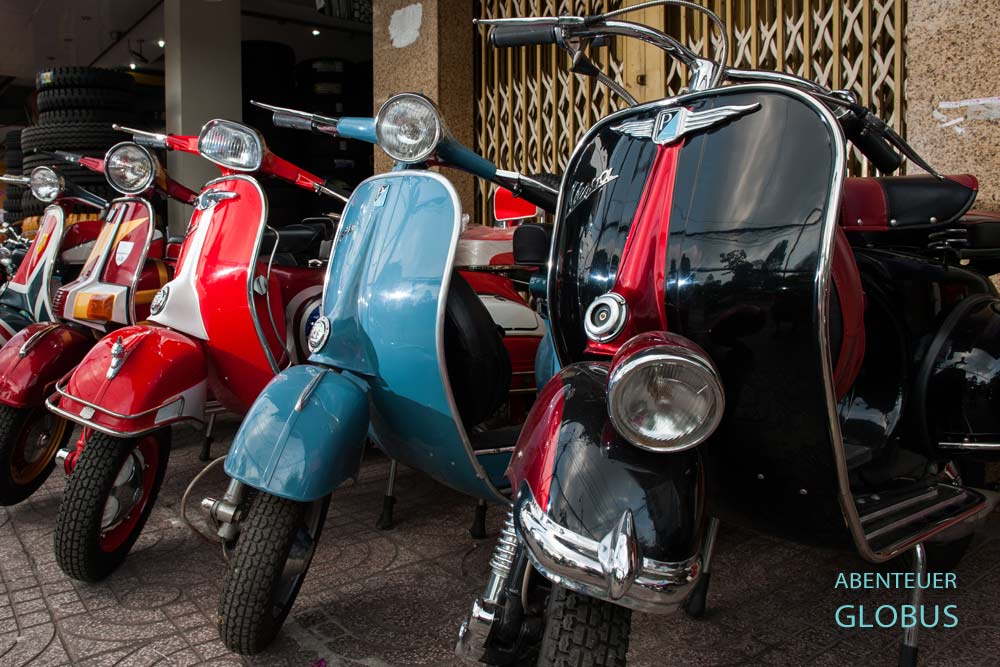 Fünf restaurierte Vespas vor einer Rollervermietung in Bangkok