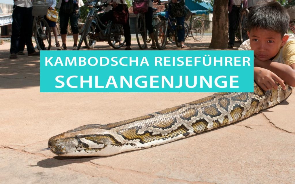 Junge in Kambodscha mit einem Tigerpython