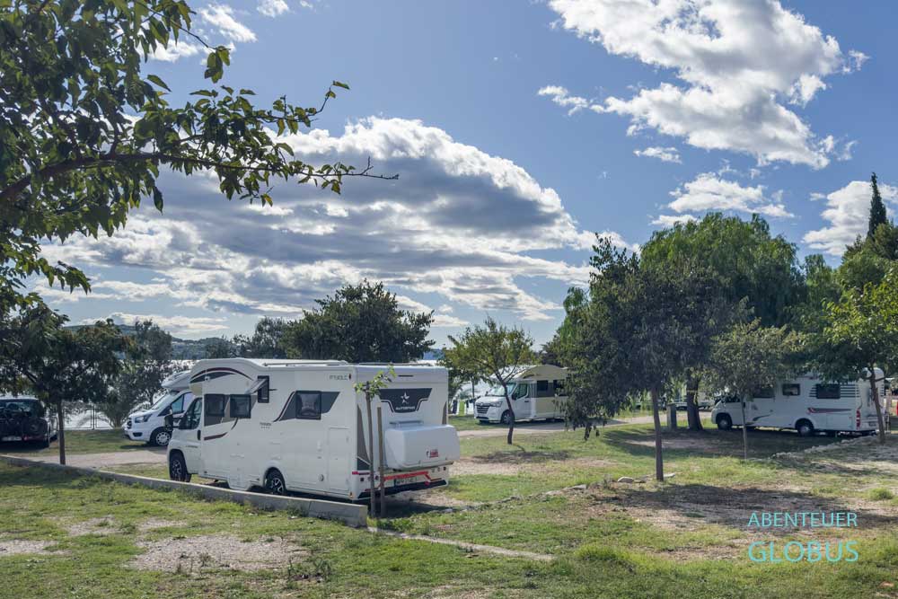Wohnmobile zwischen Bäumen auf dem Campingplatz Kamp Seget in Seget Donji, Kroatien