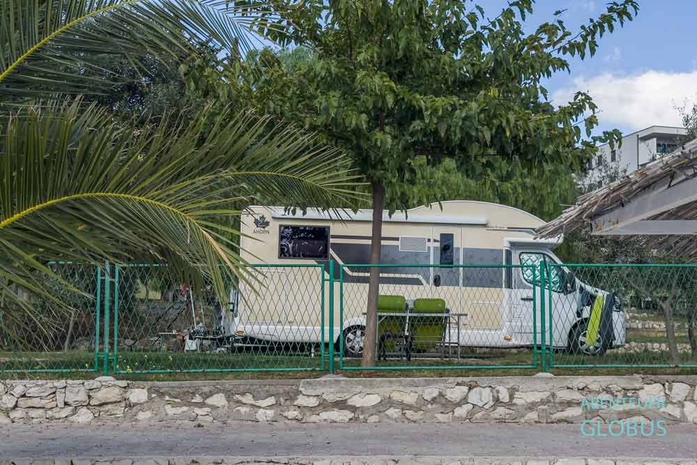 Wohnmobil zwischen Bäumen in der ersten Reihe am Meer auf dem Kamp Seget in Seget Donji