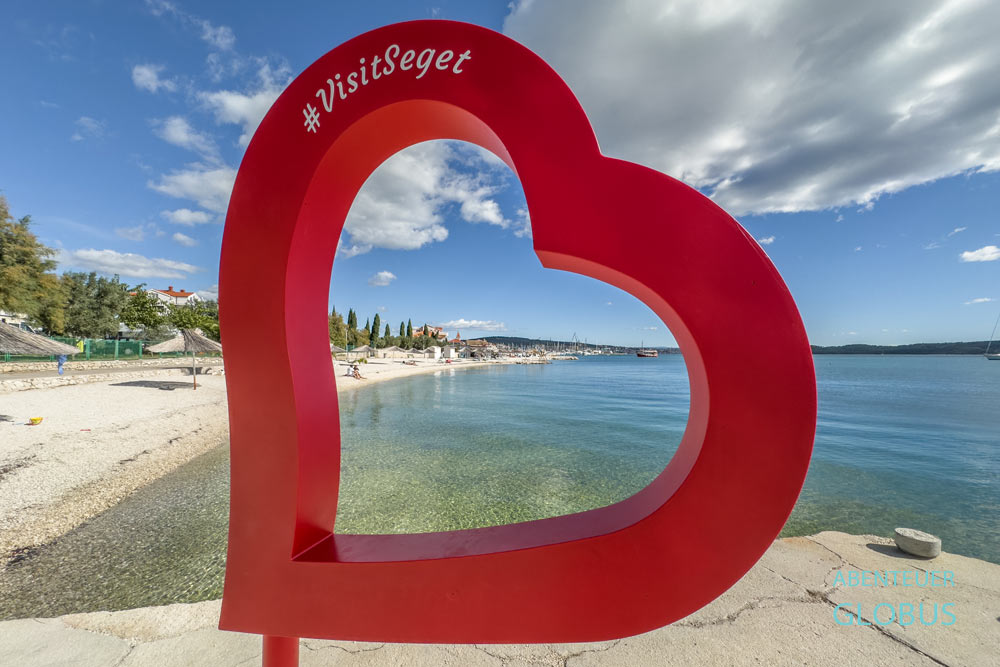 Rotes Herz am Strand Seget in Seget Donji in Kroatien