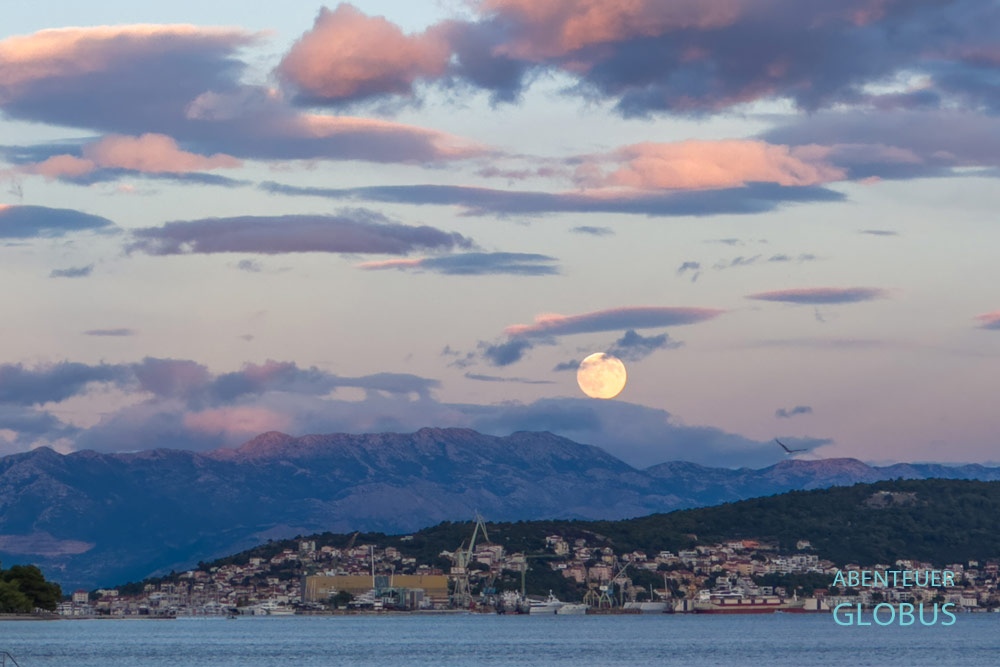 Blick von Seget Donji, Vollmond über der Insel Ciovo und dem Biokovo-Gebirge