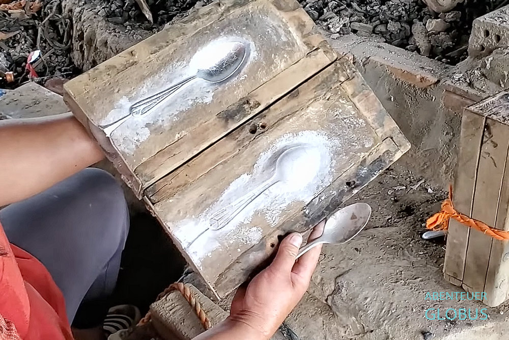 Form für den Aluminiumguss von Löffeln aus Bombenschrott im Spoon Village