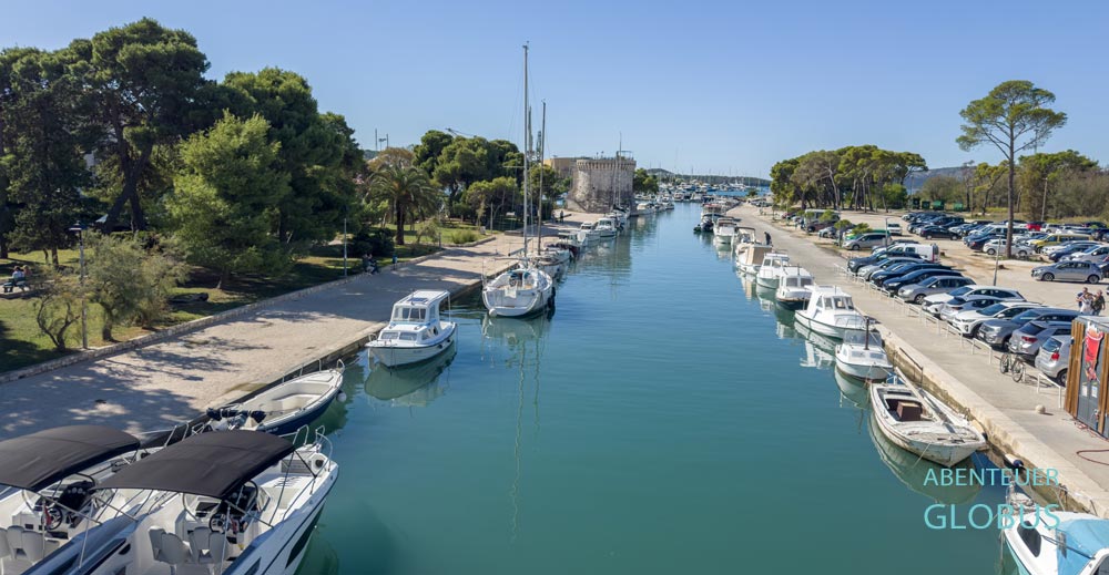 Kanal mit Booten, Blick von der Fußgängerbrücke Pjesacki Most in Trogir, Kroatien
