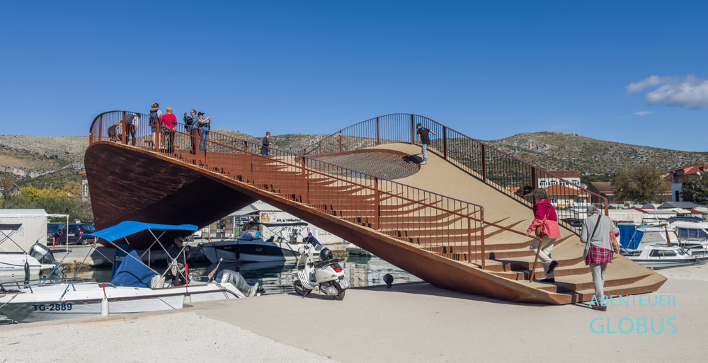 Touristen auf der Fußgängerbrücke Pješački Most zur Altstadt von Trogir
