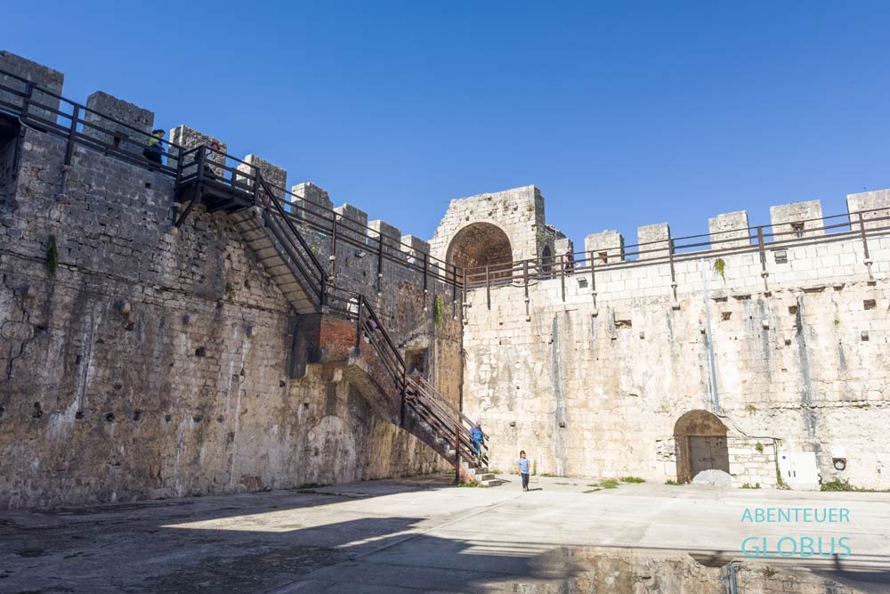Besucher im Innenhof der Festung Kamerlengo in der Altstadt von Trogir