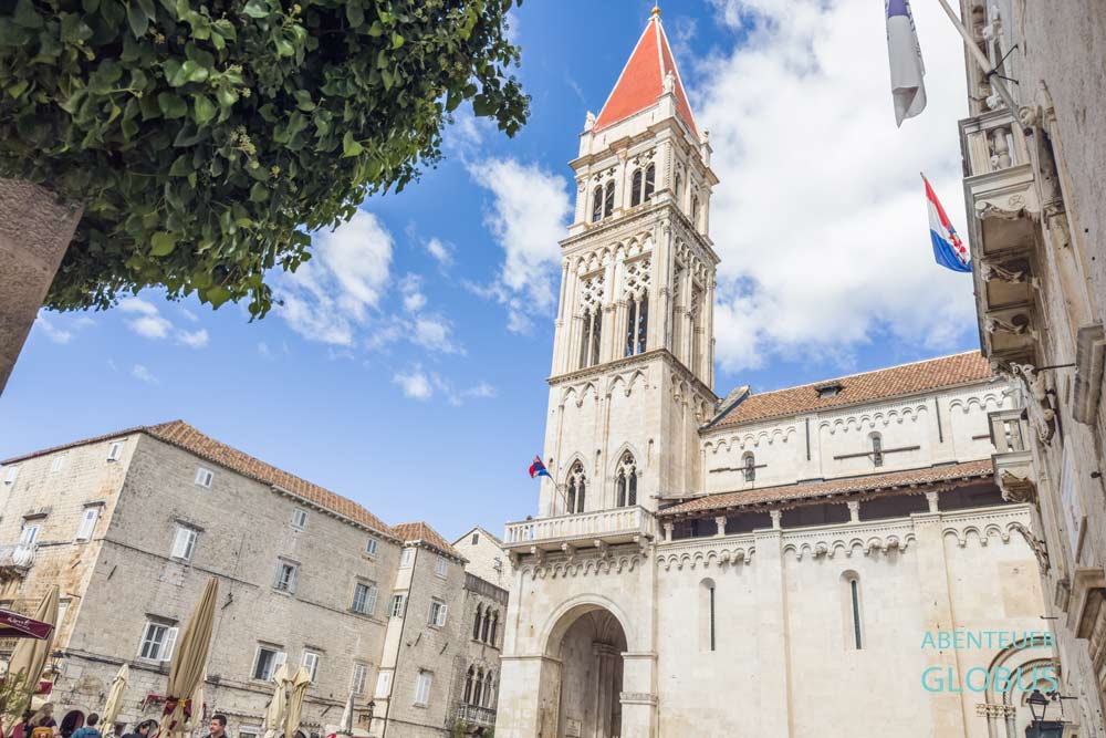 Kathedrale des Heiligen Laurentius mit Glockenturm auf der Altstadtinsel in Trogir 