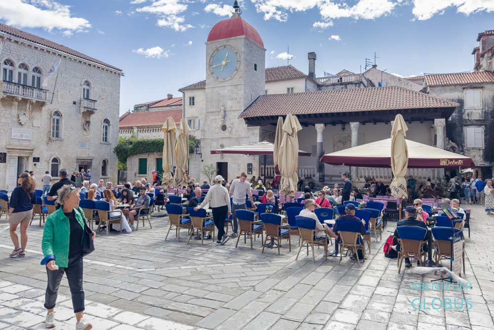 Hauptplatz Trg Ivana Pavla II mit Rathaus, Uhrturm, Stadtloggia und Restaurants in der Altstadt von Trogir