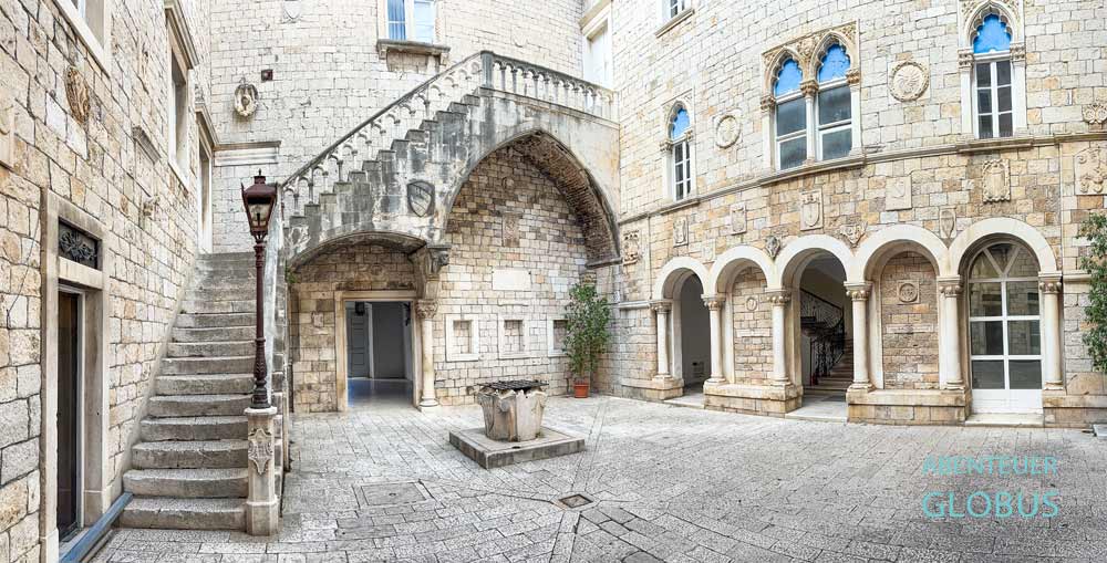 Innenhof vom Rathaus in der Altstadt von Trogir