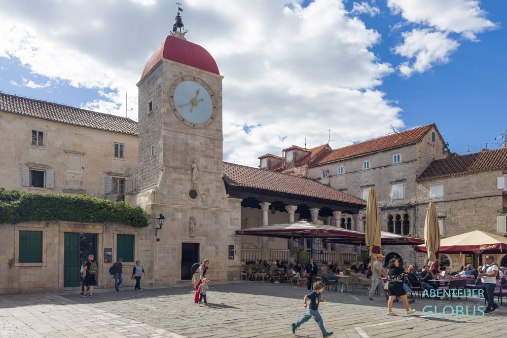 Altstadt von Trogir, Hauptplatz Trg Ivana Pavla II mit Uhrturm, Stadtloggia und Restaurants