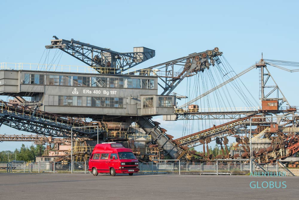 Wohnmobil VW T3 vor dem Bagger Moskito auf dem Gelände von Ferropolis