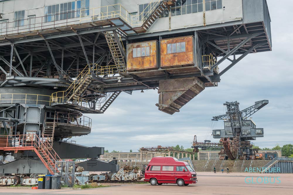 Roter VW T3 Camper unter dem Bagger Mad Max in Ferropolis bei Gräfenhainichen