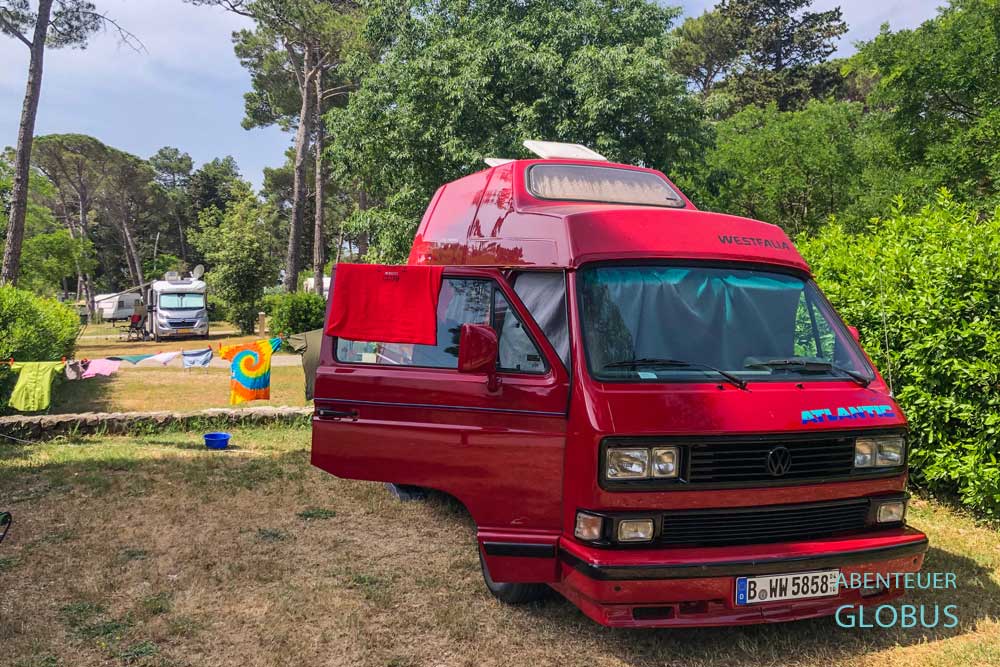 Roter Camper auf einem Stellplatz im Zaton Holiday Resort