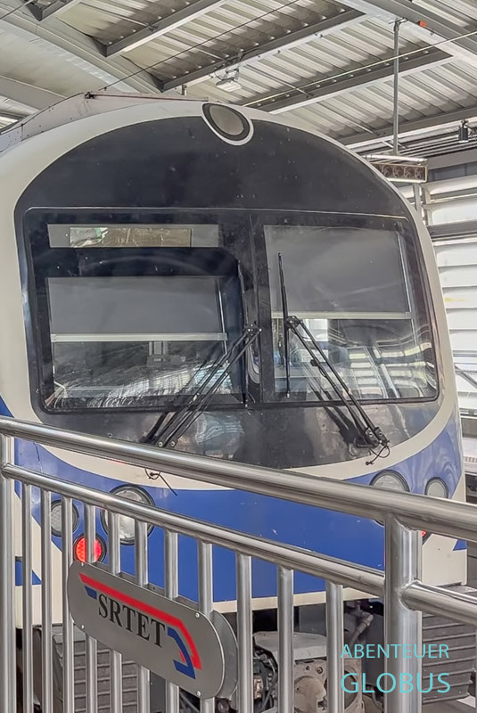 Zug des Airport Rail Link im Bahnhof des Flughafens Suvarnabhumi in Bangkok, Thailand