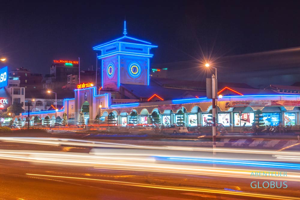 Beleuchteter Ben Thanh Markt am Abend in Ho-Chi-Minh-Stadt