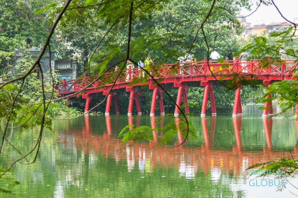 Rote Thê Húc-Brücke am Hoan-Kiem-See in Hanoi, auf der Menschen gehen