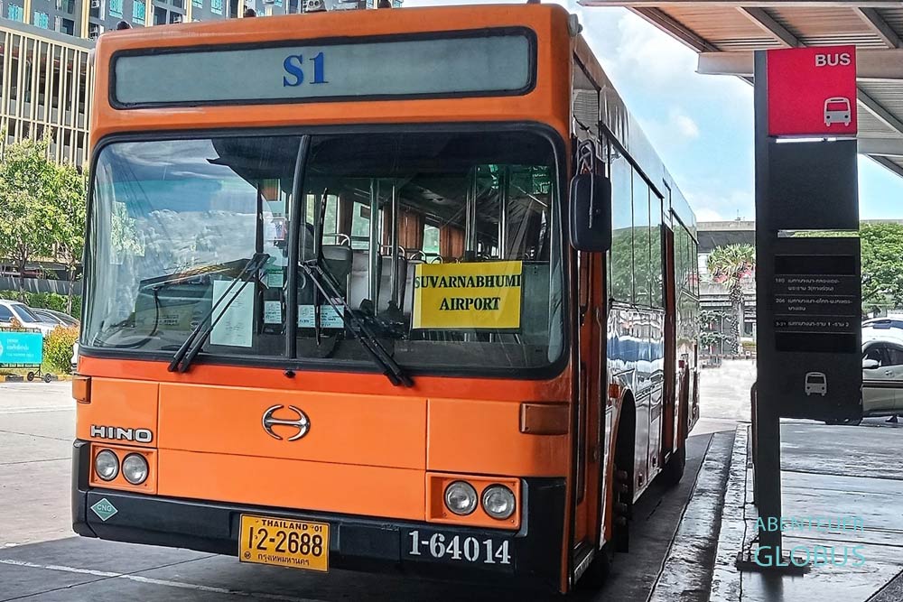 Bus der Linie S1 vom Flughafen Suvarnabhumi zur Khao San Road in Bangkok, Thailand