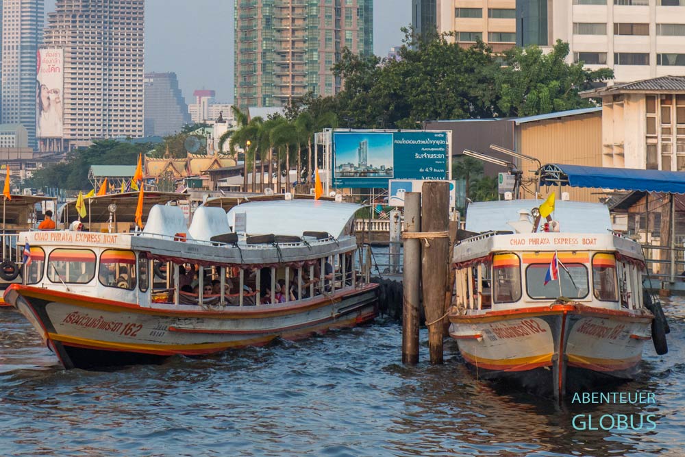 Zwei Chao-Phraya-Expressboote an einer Anlegestelle auf dem Fluss in Bangkok, Thailand