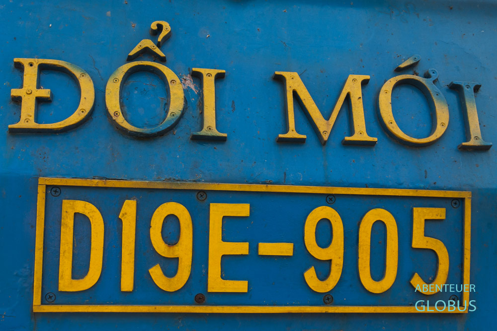 Schriftzug „Đổi Mới“ und Zugnummer am Wiedervereinigungsexpress in Vietnam