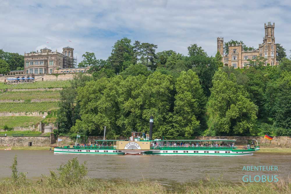 Schaufelraddampfer der Sächsischen Dampfschifffahrt auf der Elbe, im Hintergrund Lingnerschloss (links) und Schloss Eckberg (rechts) in Dresden