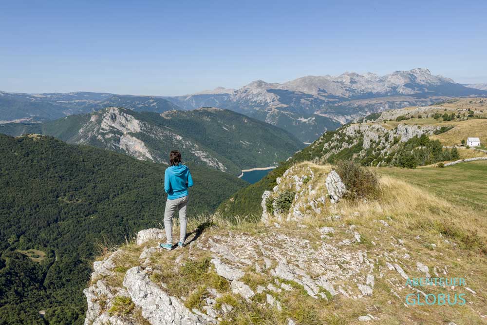 Frau am Aussichtspunkt mit Blick auf Berge und Piva-See im Naturpark Piva