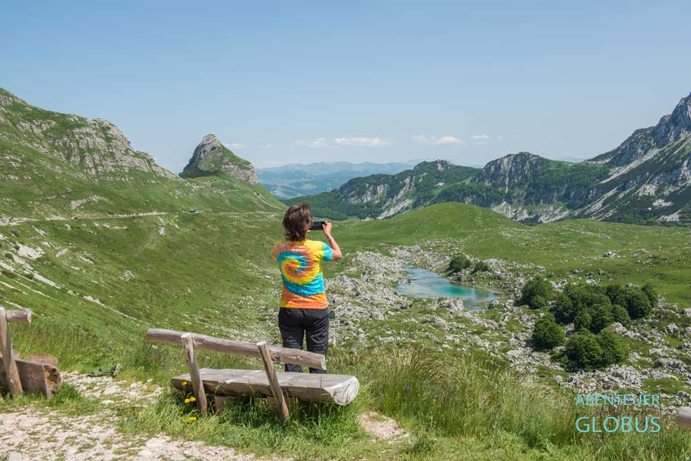 Aussichtspunkt mit Blick auf den See Valovito am Durmitor-Ring im Nationalpark Durmitor