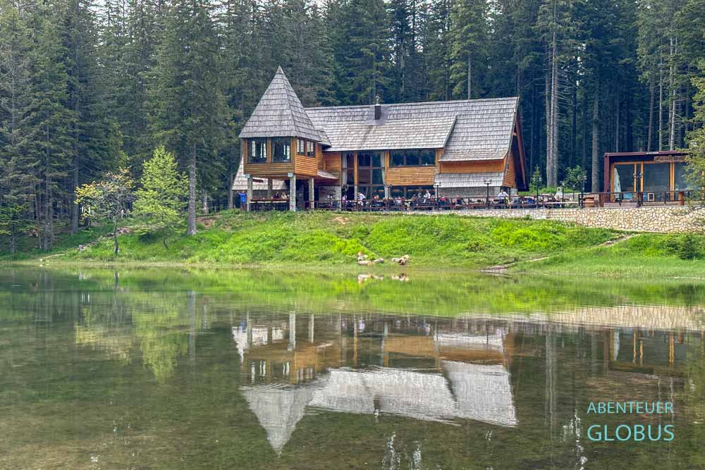 Nationalpark-Restaurant mit Spiegelung auf dem Schwarzen See (Crno Jezero) nahe Zabljak im Nationalpark Durmitor