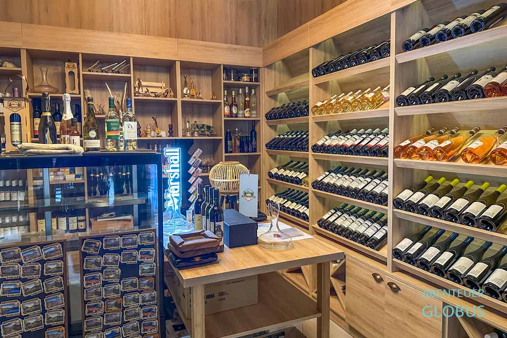 Souvenirshop mit guter Weinauswahl im Nationalpark-Restaurant des Durmitor am Schwarzen See