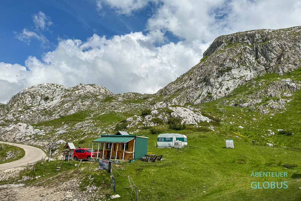 Kleine "Kaffe Bar" und Wohnwagen an der Panoramastraße Durmitor-Ring