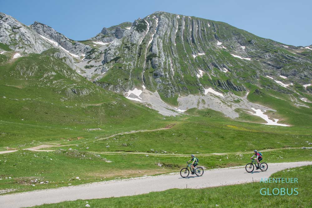 Zwei Fahrradfahrer auf der Panoramastraße 2 im Durmitor-Nationalpark, Montenegro