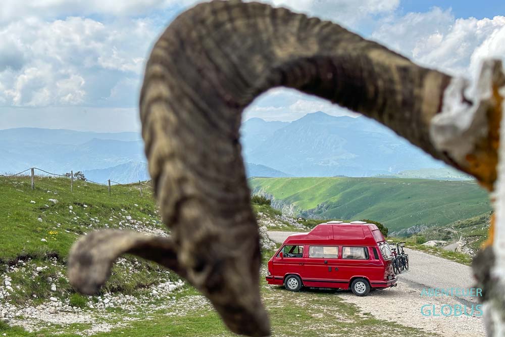 Ziegenhorn und roter Camper an der Panoramastraße Durmitor-Ring