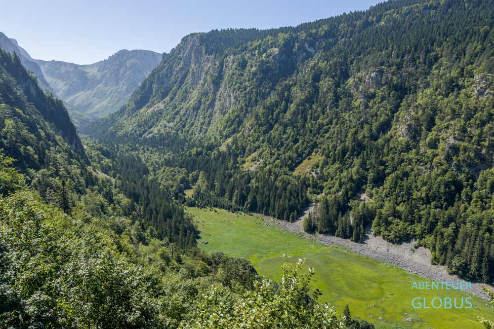 Susica Canyon mit dem ausgetrockneten, grünen See Susicko Jezero im Tal am Durmitor-Ring im Nationalpark Durmitor