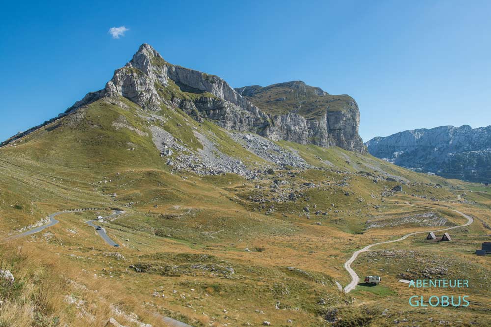 Wohnmobil beim Wildcamping am Fuß des Karstmassivs Sedlena Greda (auch Saddle of Gods) im Nationalpark Durmitor