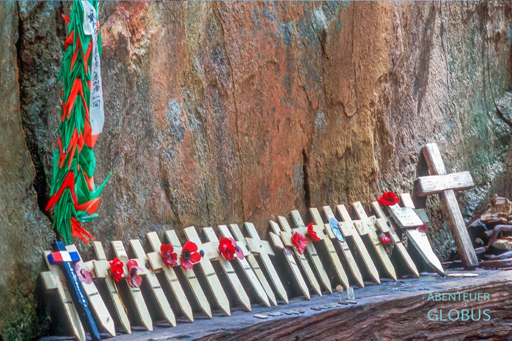 Gedenkkreuze aus Holz auf einem Bahnschweller im Hellfire Pass, auch Konyu Cutting genannt, in Kanchanaburi, Thailand.