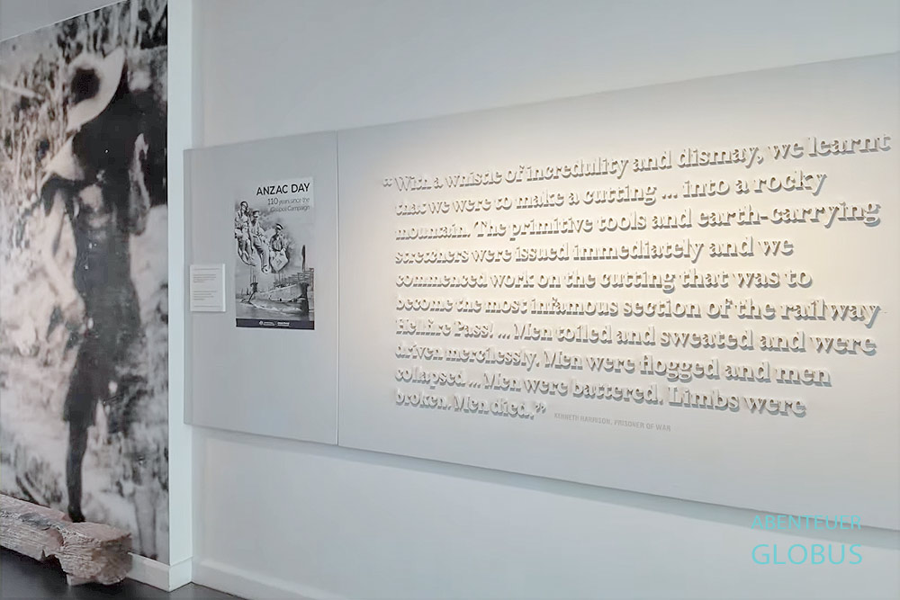 Die Ausstellung im Hellfire Pass Interpretive Centre in Kanchanaburi, Thailand, zeigt Schautafeln und Bilder über den Bau der Thailand-Burma-Eisenbahn.“