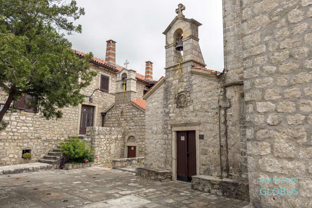 Zwei Kirchen und Wirtschaftsgebäude der Klosteranlage Rezevici bei Petrovac na Moru