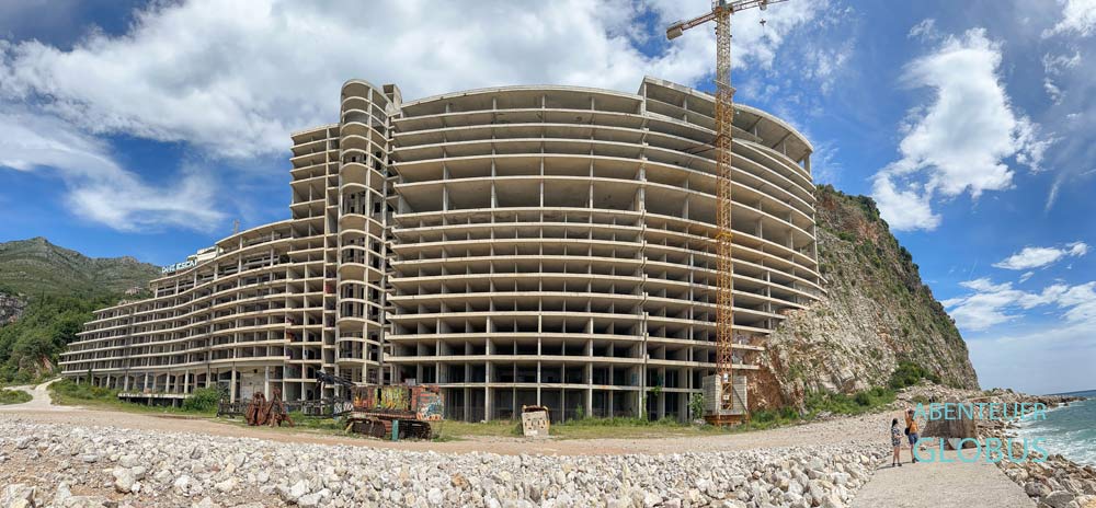 Lost Place AS Hotel mit Baukran am Strand Perazica Do bei Petrovac na Moru 
