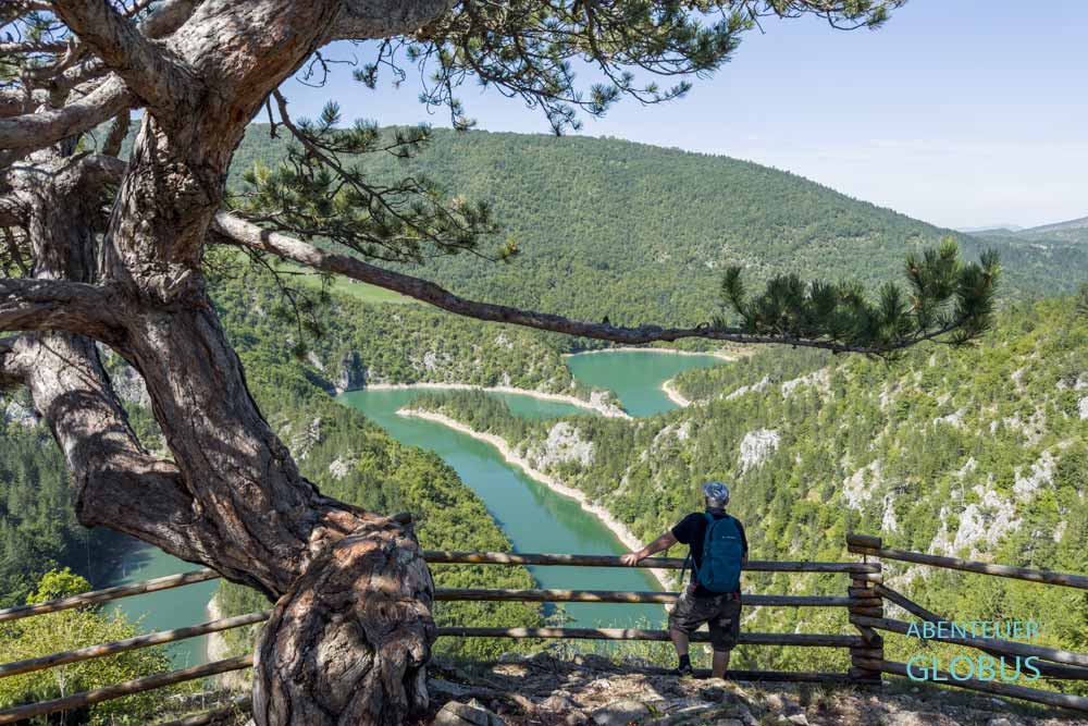 Wanderer am Aussichtspunkt über dem Mäander der Ćehotina bei Pljevlja in Montenegro
