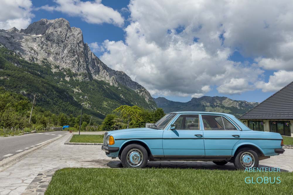 Alter blauer Mercedes an der Straße nach Theth vor einem Hotel