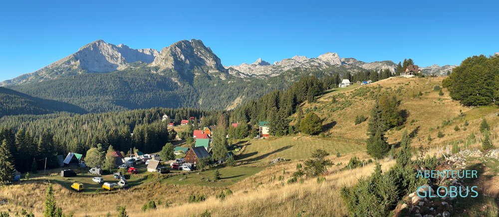 Durmitormassiv mit Berg Bobotuv Kuk, davor Campingplatz Mlinski Potok im Nationalpark Durmitor